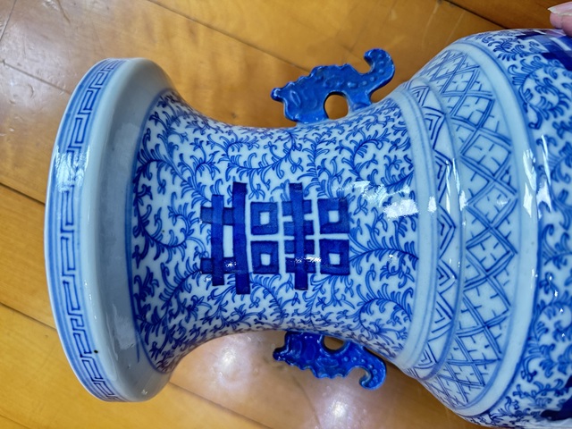 古玩陶瓷纏枝花囍字紋雙耳盤口瓶拍賣,當(dāng)前價(jià)格6600元