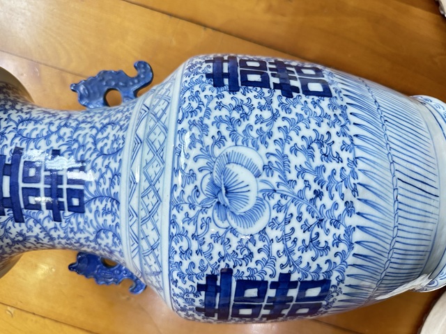 古玩陶瓷纏枝花囍字紋雙耳盤口瓶拍賣,當(dāng)前價(jià)格6600元