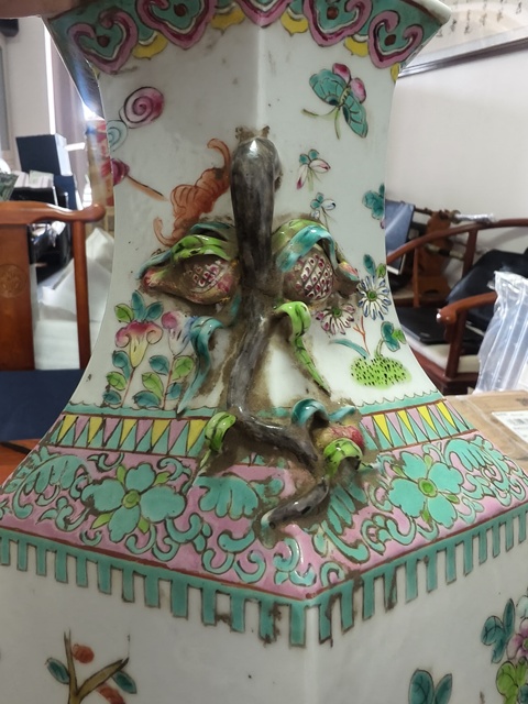 古玩陶瓷大雞圖粉彩瓶真品鑒賞圖