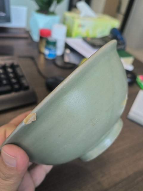 古玩陶瓷龍泉青瓷花卉紋碗真品鑒賞圖