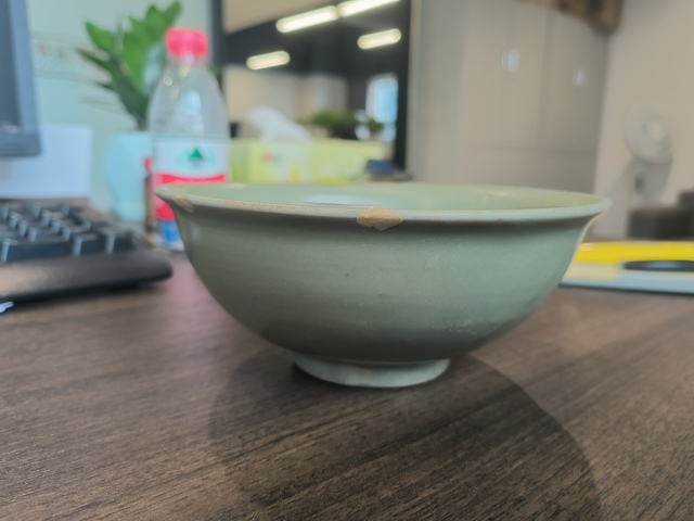 古玩陶瓷龍泉青瓷花卉紋碗真品鑒賞圖