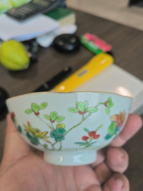 古玩陶瓷粉彩花卉紋茶碗真品鑒賞圖