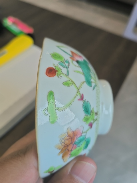 古玩陶瓷粉彩花卉紋茶碗真品鑒賞圖