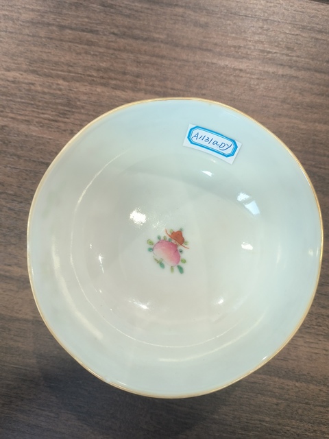 古玩陶瓷粉彩花卉紋茶碗真品鑒賞圖