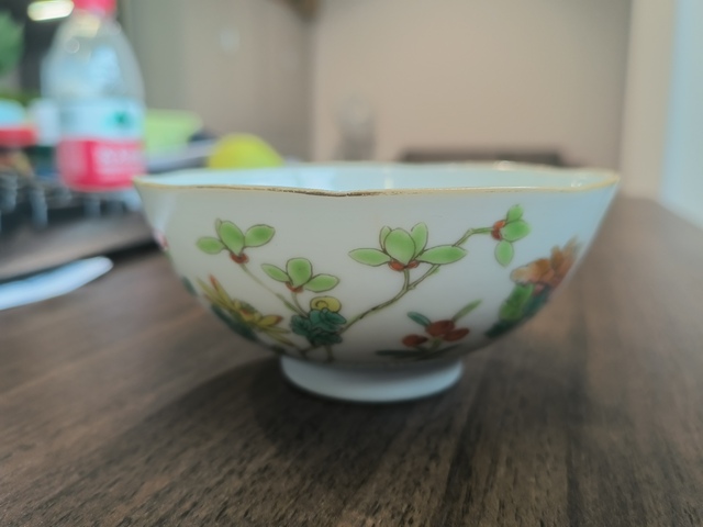 古玩陶瓷粉彩花卉紋茶碗真品鑒賞圖