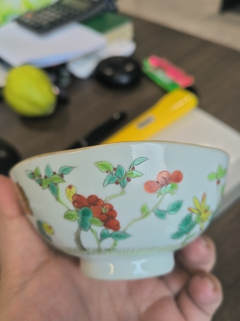 古玩陶瓷粉彩花卉紋茶碗真品鑒賞圖