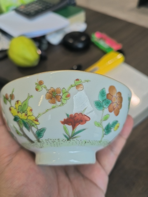 古玩陶瓷粉彩花卉紋茶碗真品鑒賞圖