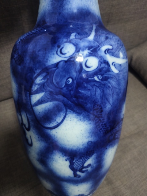 古玩陶瓷吹藍(lán)釉龍紋瓶真品鑒賞圖