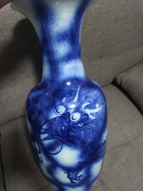 古玩陶瓷吹藍(lán)釉龍紋瓶真品鑒賞圖