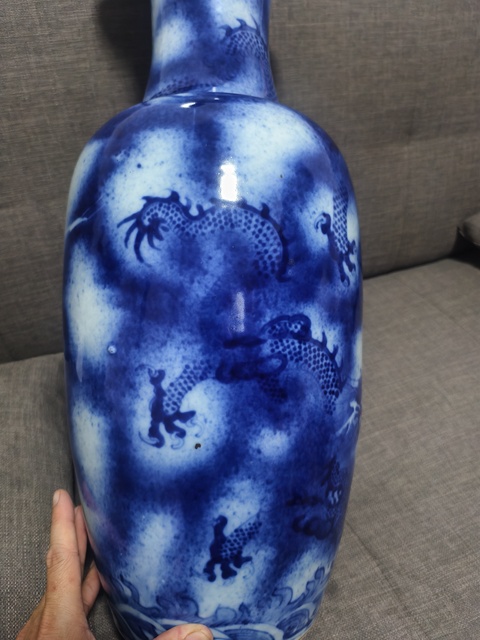 古玩陶瓷吹藍(lán)釉龍紋瓶真品鑒賞圖