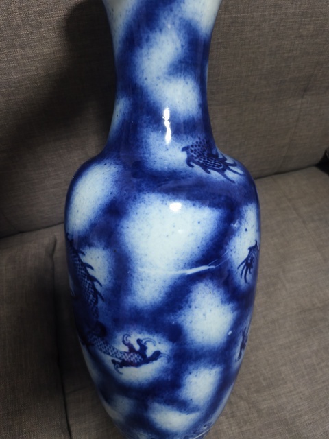 古玩陶瓷吹藍(lán)釉龍紋瓶真品鑒賞圖