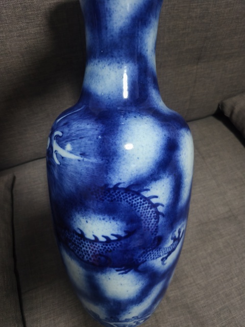 古玩陶瓷吹藍(lán)釉龍紋瓶真品鑒賞圖