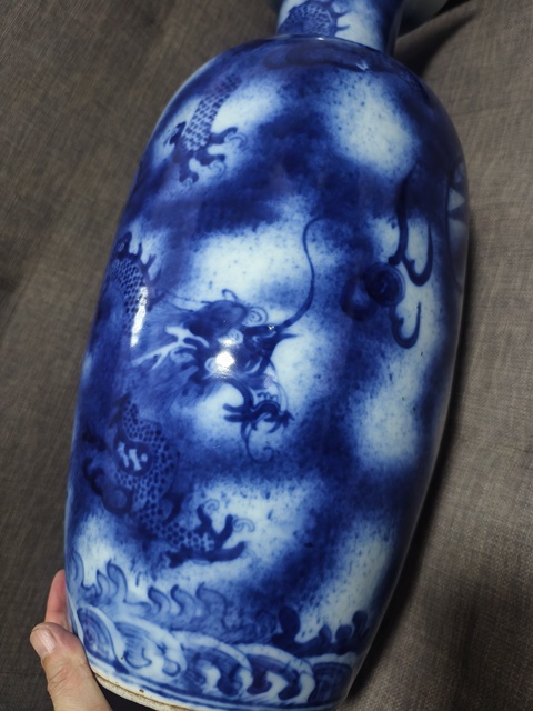 古玩陶瓷吹藍(lán)釉龍紋瓶真品鑒賞圖