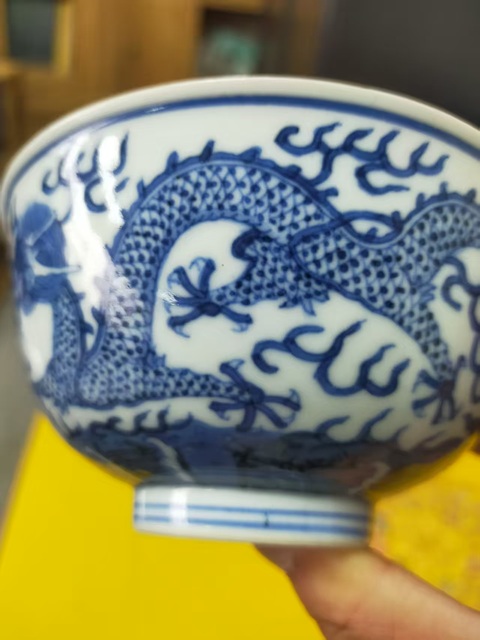 古玩陶瓷青花趕珠龍紋碗真品鑒賞圖