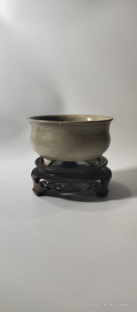 古玩陶瓷龍泉系青瓷三足爐拍賣，當(dāng)前價格2800元