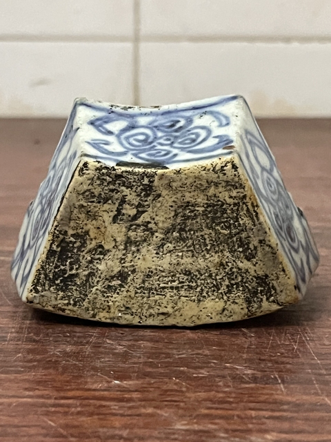 古玩陶瓷青花纏枝蓮紋筆插真品鑒賞圖