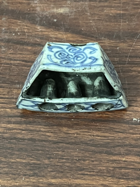 古玩陶瓷青花纏枝蓮紋筆插真品鑒賞圖