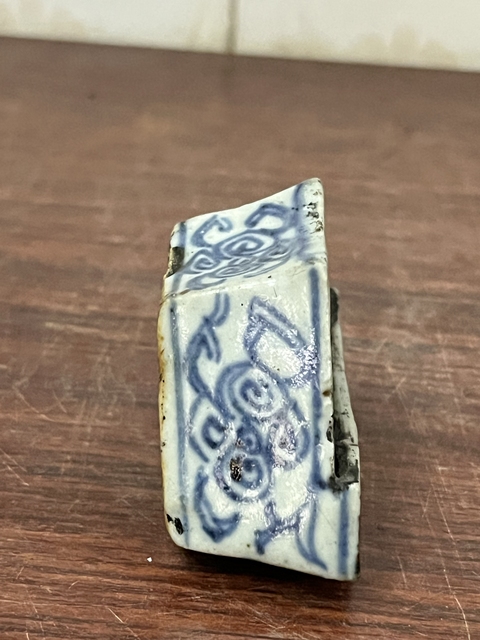 古玩陶瓷青花纏枝蓮紋筆插真品鑒賞圖