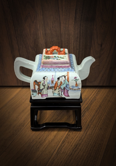 古玩陶瓷清晚期粉彩人物故事紋四方壺拍賣，當前價格28888元