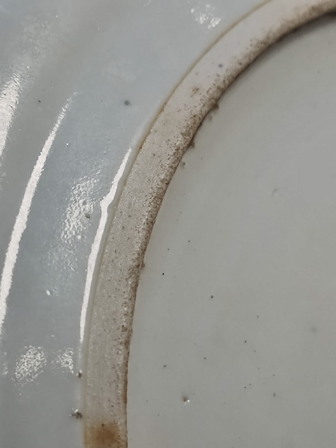 古玩陶瓷人物花鳥蝶紋廣彩臥足盤真品鑒賞圖