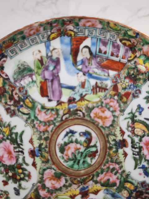 古玩陶瓷人物花鳥蝶紋廣彩臥足盤真品鑒賞圖