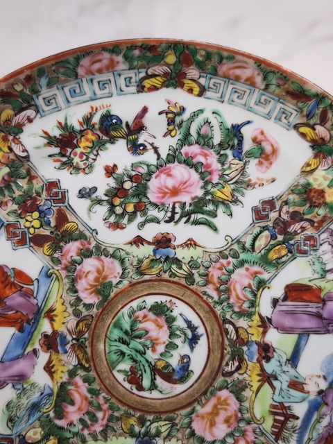 古玩陶瓷人物花鳥蝶紋廣彩臥足盤真品鑒賞圖