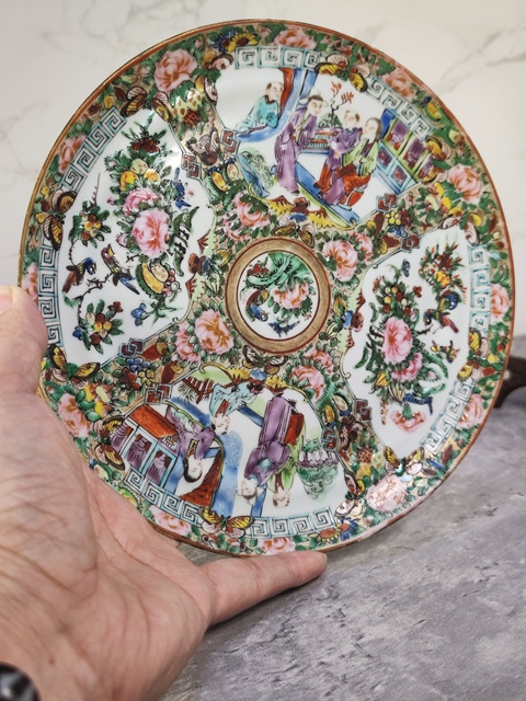 古玩陶瓷人物花鳥蝶紋廣彩臥足盤真品鑒賞圖