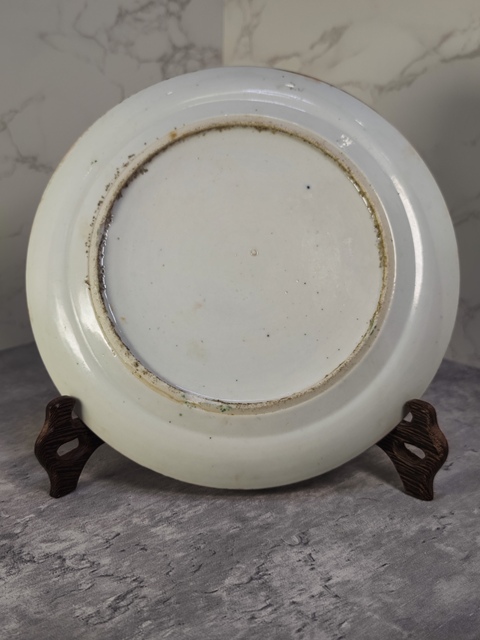 古玩陶瓷人物花鳥蝶紋廣彩臥足盤真品鑒賞圖