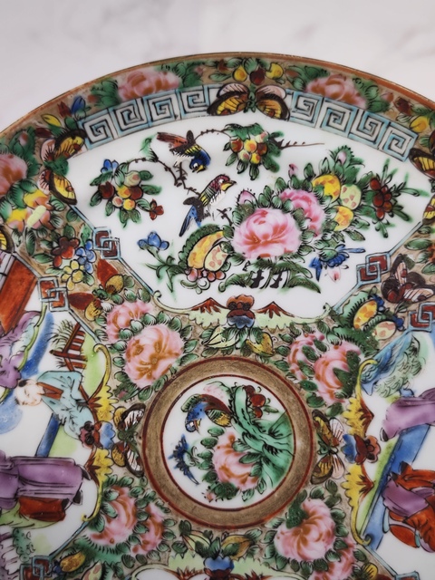 古玩陶瓷人物花鳥蝶紋廣彩臥足盤真品鑒賞圖