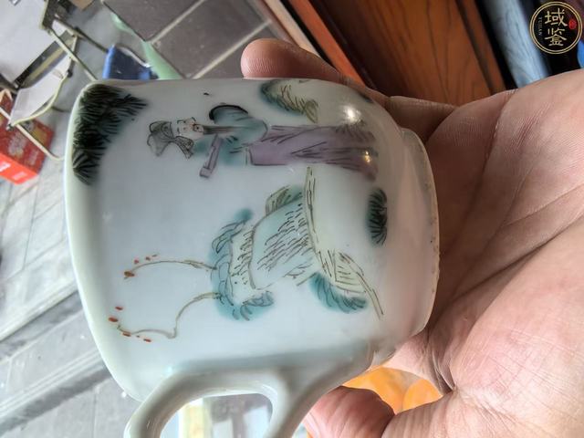 古玩陶瓷人物紋粉彩執(zhí)杯真品鑒賞圖
