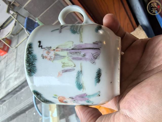 古玩陶瓷人物紋粉彩執(zhí)杯真品鑒賞圖