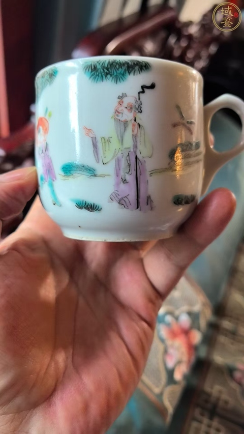 古玩陶瓷人物紋粉彩執(zhí)杯真品鑒賞圖