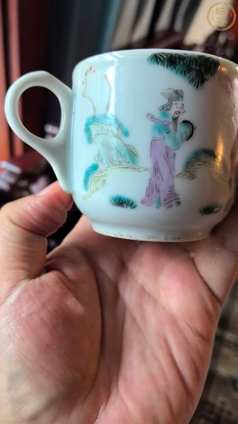 古玩陶瓷人物紋粉彩執(zhí)杯真品鑒賞圖