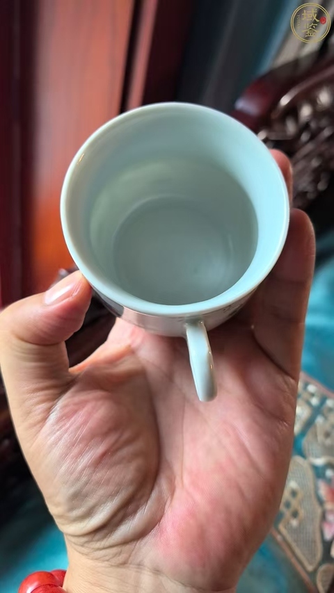 古玩陶瓷人物紋粉彩執(zhí)杯真品鑒賞圖