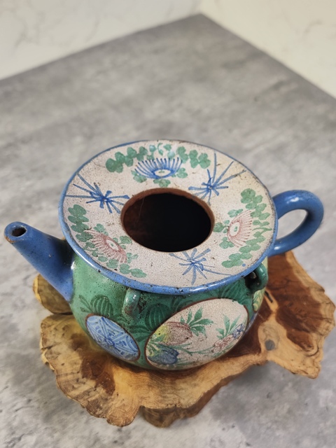 古玩陶瓷花卉紋紫砂加彩執(zhí)壺真品鑒賞圖