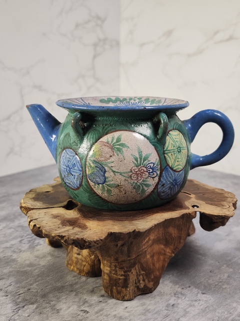 古玩陶瓷花卉紋紫砂加彩執(zhí)壺真品鑒賞圖