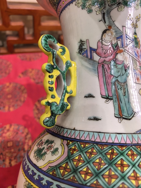 古玩陶瓷粉彩人物故事雙耳大瓶真品鑒賞圖