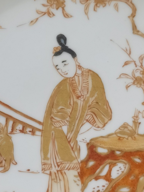 古玩陶瓷仕女紋礬紅盤真品鑒賞圖