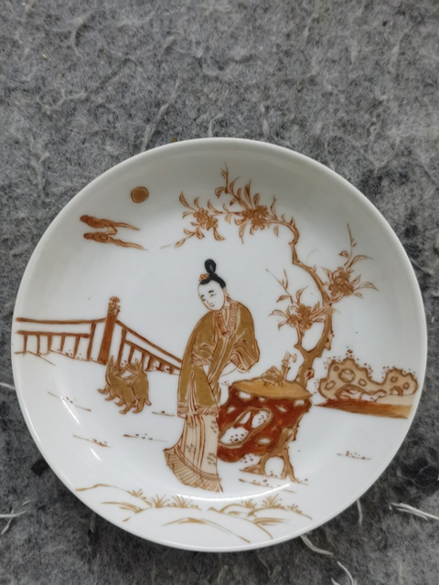 古玩陶瓷仕女紋礬紅盤真品鑒賞圖