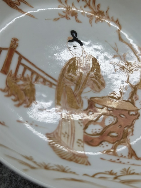古玩陶瓷仕女紋礬紅盤真品鑒賞圖