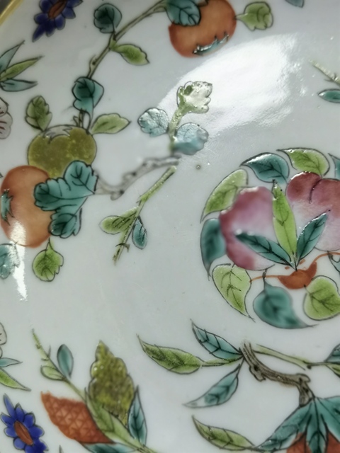 古玩陶瓷花果紋粉彩盤真品鑒賞圖