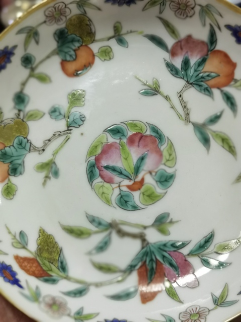 古玩陶瓷花果紋粉彩盤真品鑒賞圖