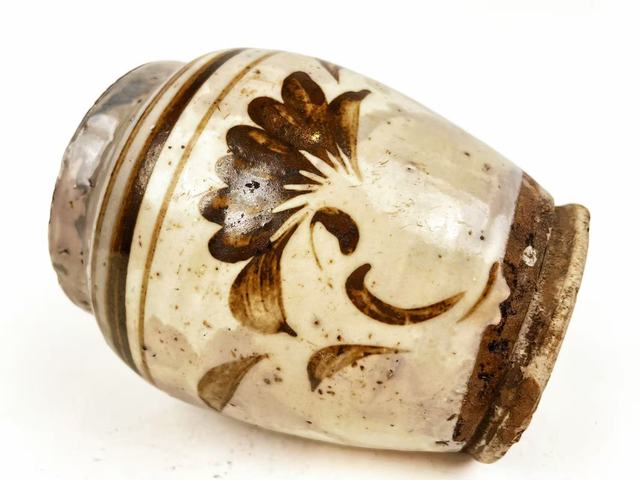古玩陶瓷清.白地黑褐彩花卉罐真品鑒賞圖