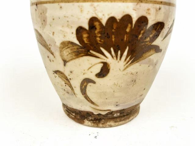 古玩陶瓷清.白地黑褐彩花卉罐真品鑒賞圖