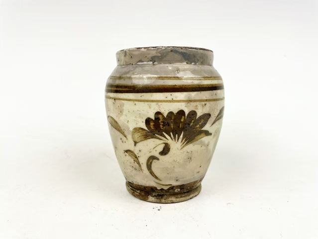 古玩陶瓷清.白地黑褐彩花卉罐真品鑒賞圖