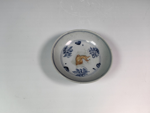 古玩陶瓷明中青花釉里紅魚藻紋敦式碗真品鑒賞圖