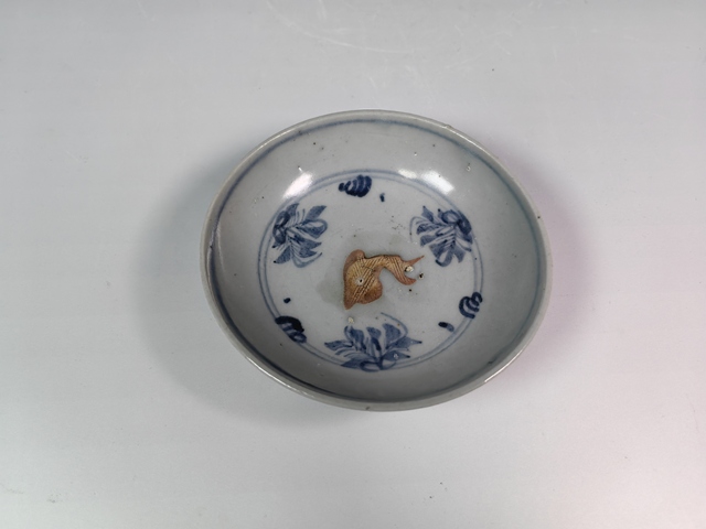 古玩陶瓷明中青花釉里紅魚藻紋敦式碗真品鑒賞圖