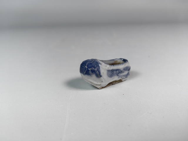 古玩陶瓷清中仿生瓷青花云福紋虎頭鞋真品鑒賞圖