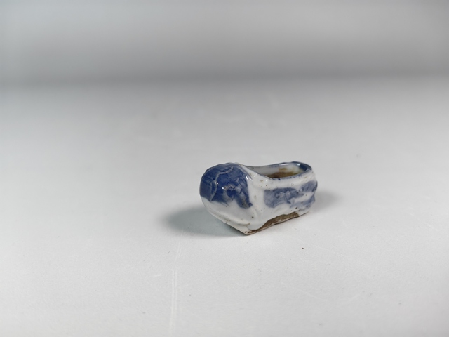 古玩陶瓷清中仿生瓷青花云福紋虎頭鞋真品鑒賞圖