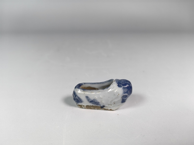 古玩陶瓷清中仿生瓷青花云福紋虎頭鞋真品鑒賞圖